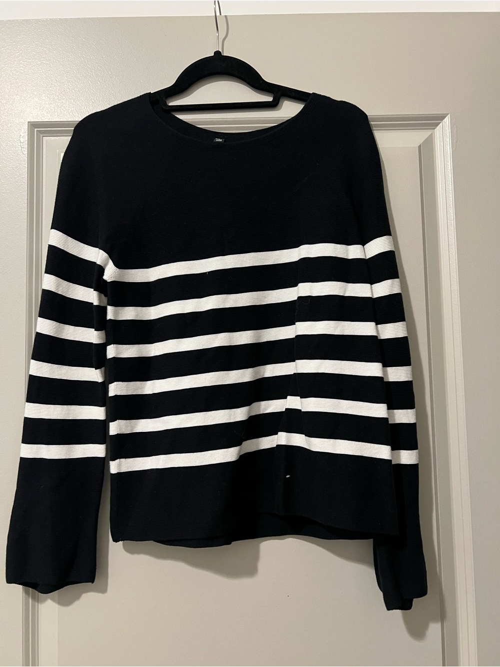 Uniqlo Black Crewneck Sweater